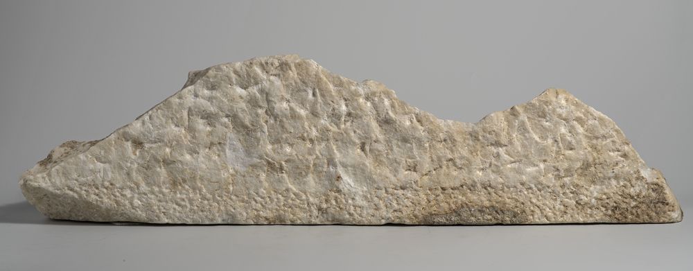 Partie inférieure d’un haut-relief avec quatre personnages