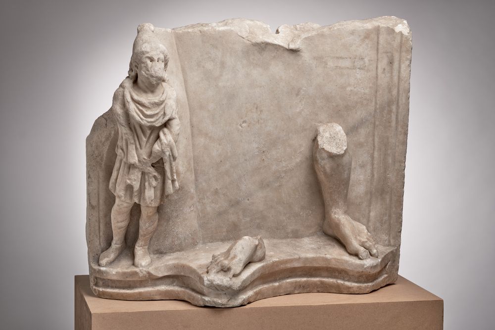 Figure vêtue à l’orientale aux pieds d’un empereur