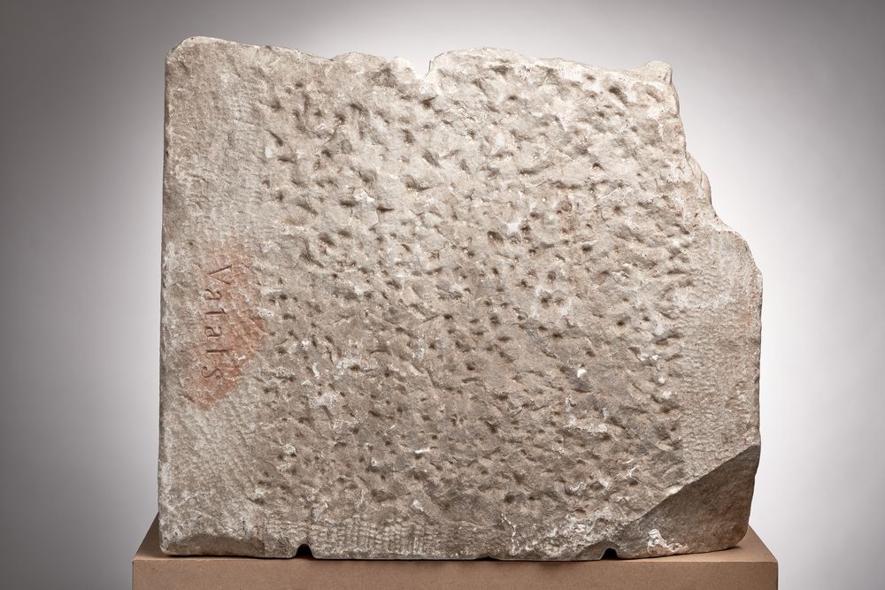 Figure vêtue à l’orientale aux pieds d’un empereur