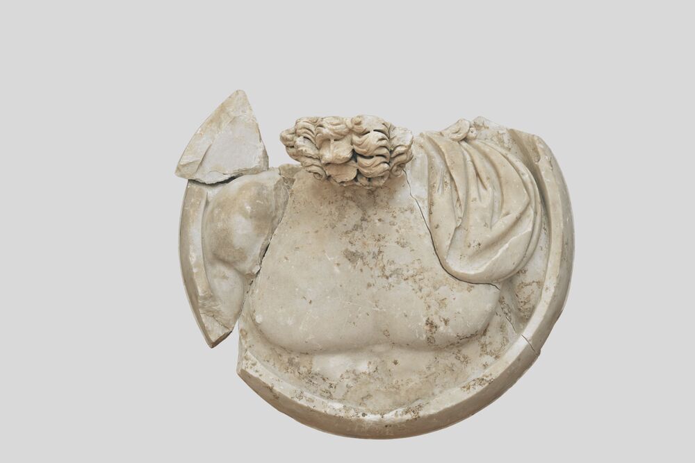Médaillon au dieu acéphale et sa barbe