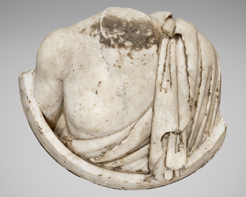 Divinité acéphale sur médaillon