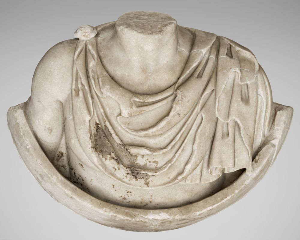 Divinité acéphale sur médaillon