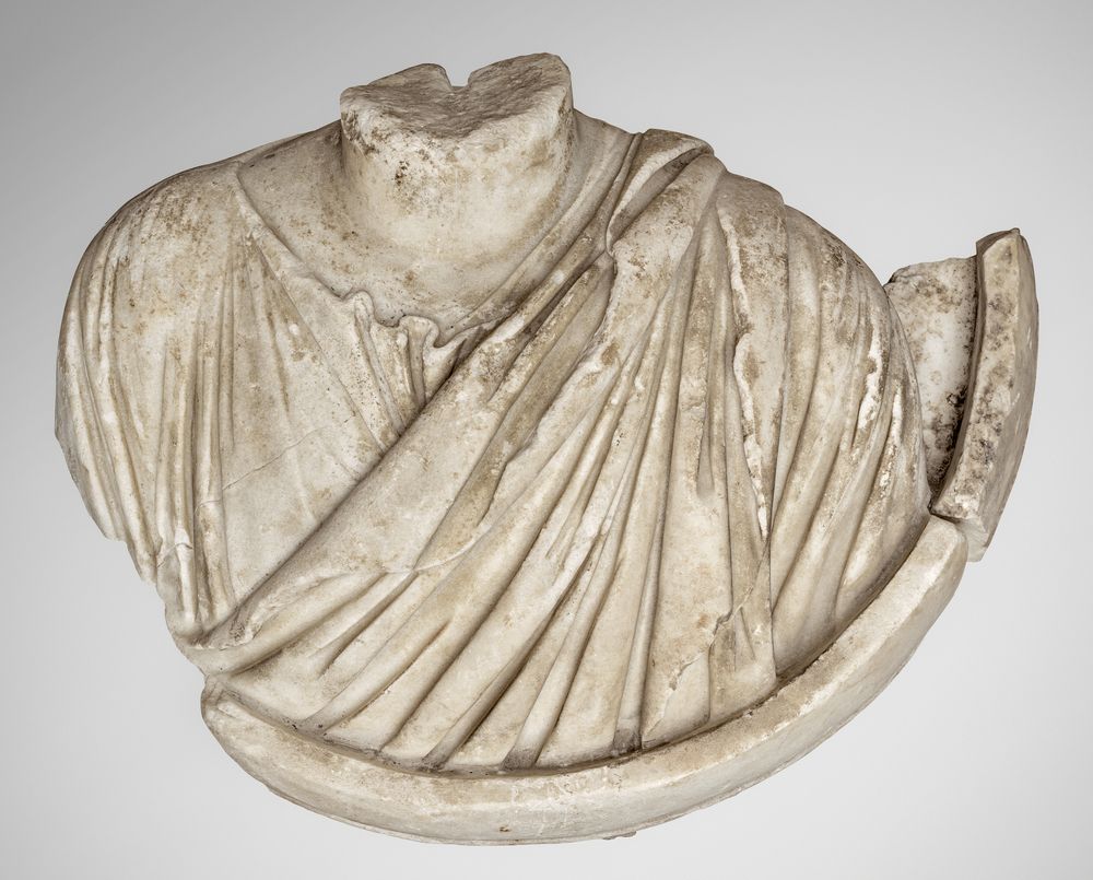 Divinité acéphale sur médaillon