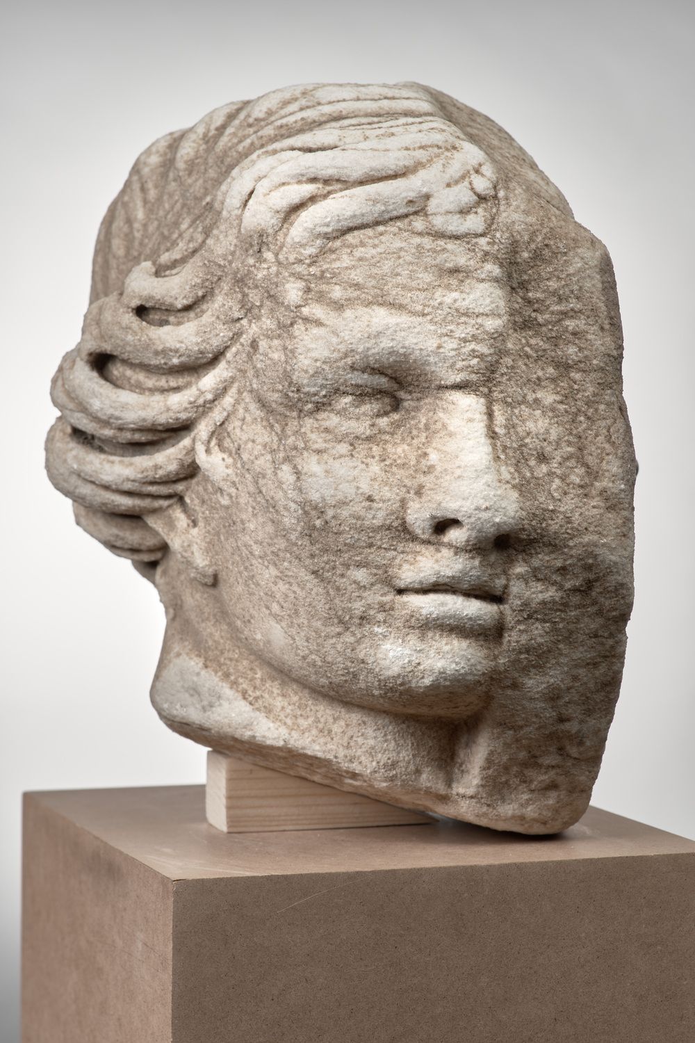 Tête de jeune femme en relief