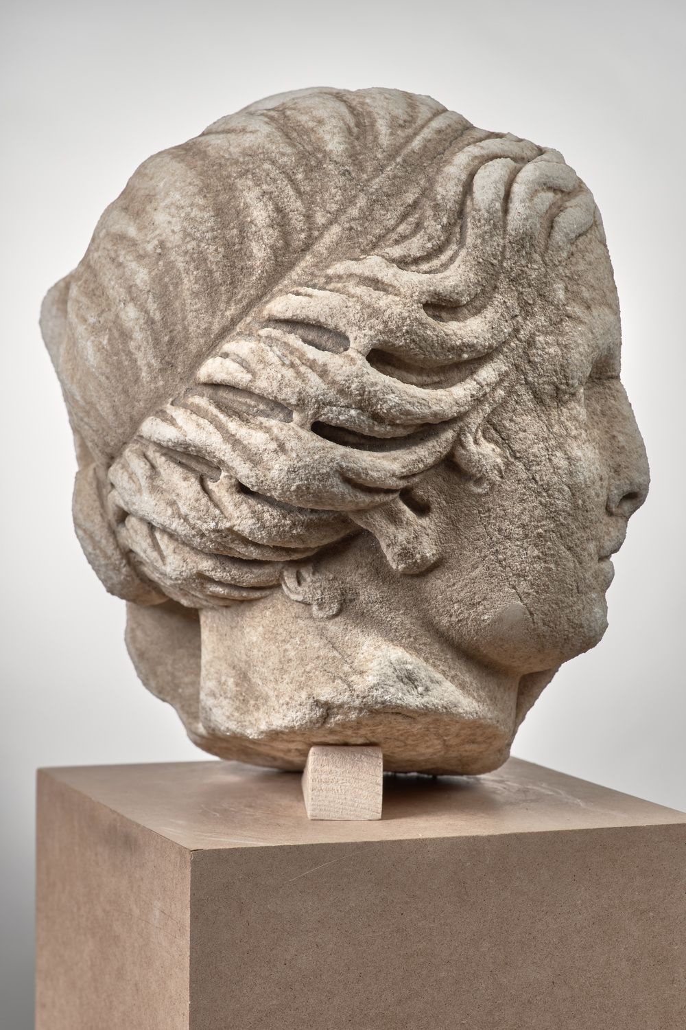 Tête de jeune femme en relief