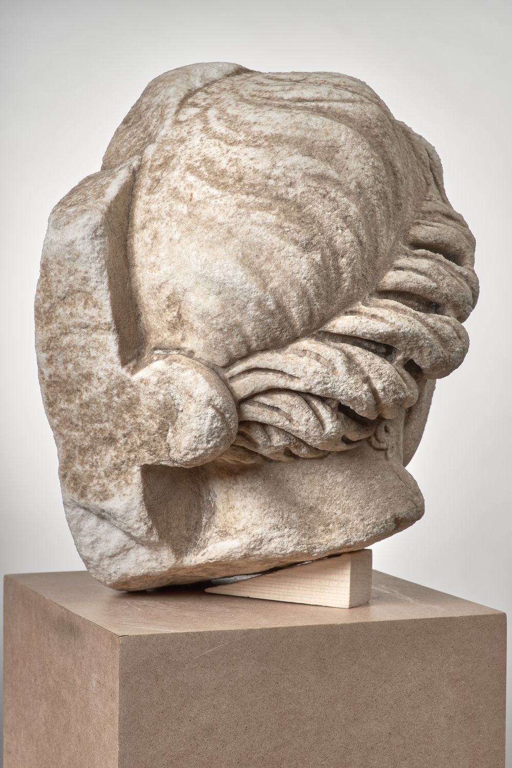 Tête de jeune femme en relief