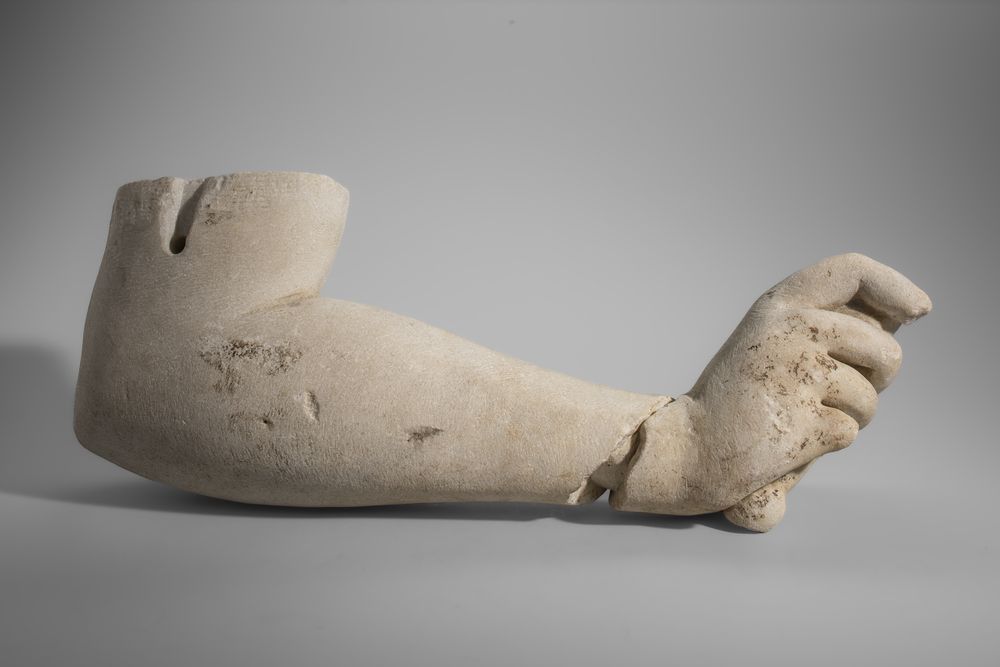 Bras droit tenant une corne d’abondance (?)