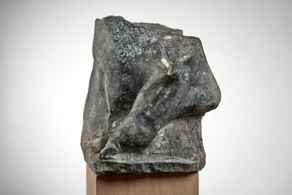 Pied en marbre noir