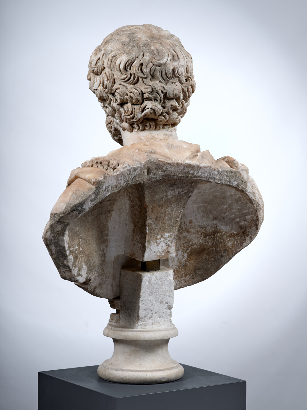 Buste à paludamentum frangé d’un haut fonctionnaire de l’Empire