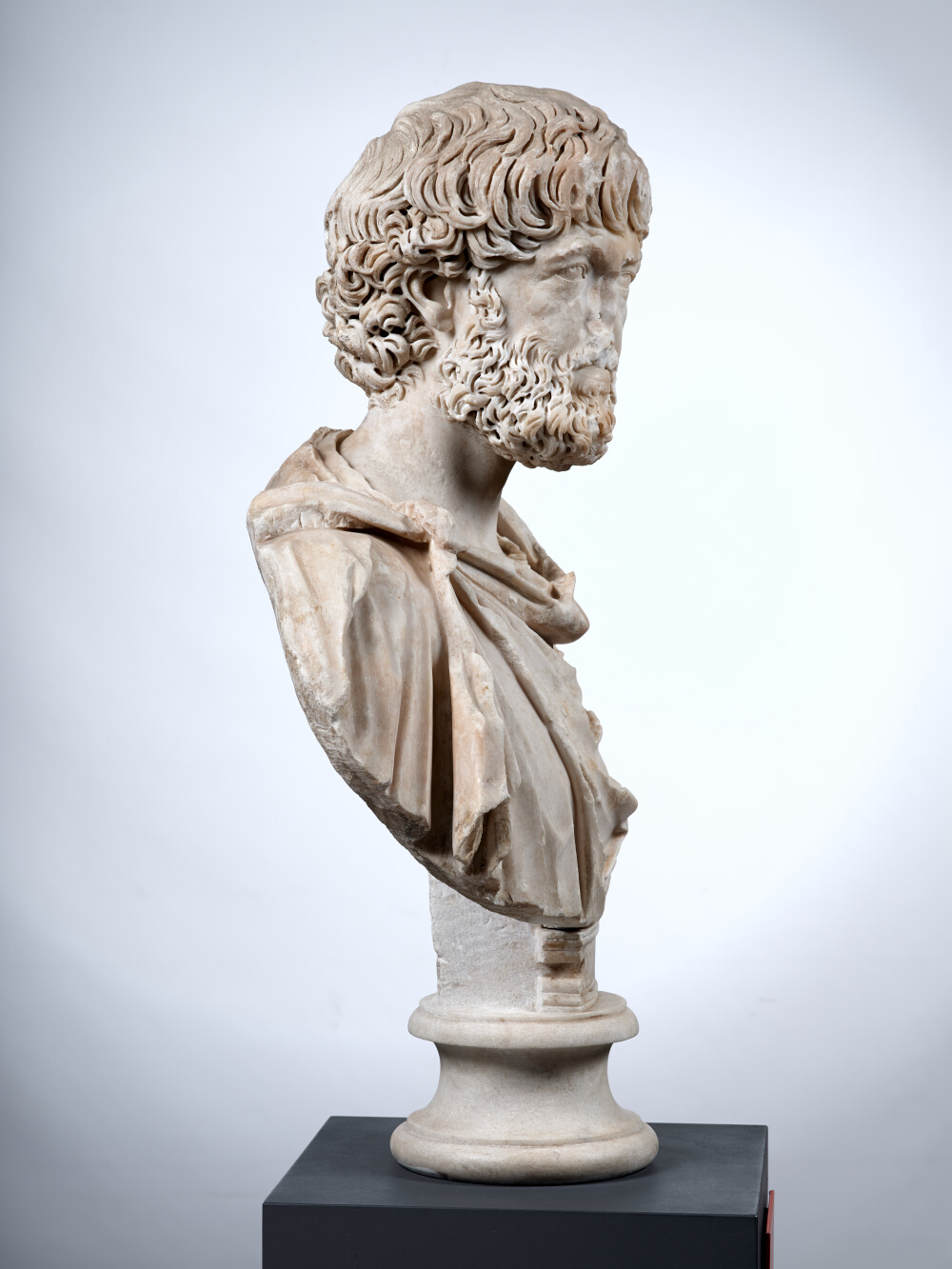 Buste à paludamentum frangé d’un haut fonctionnaire de l’Empire