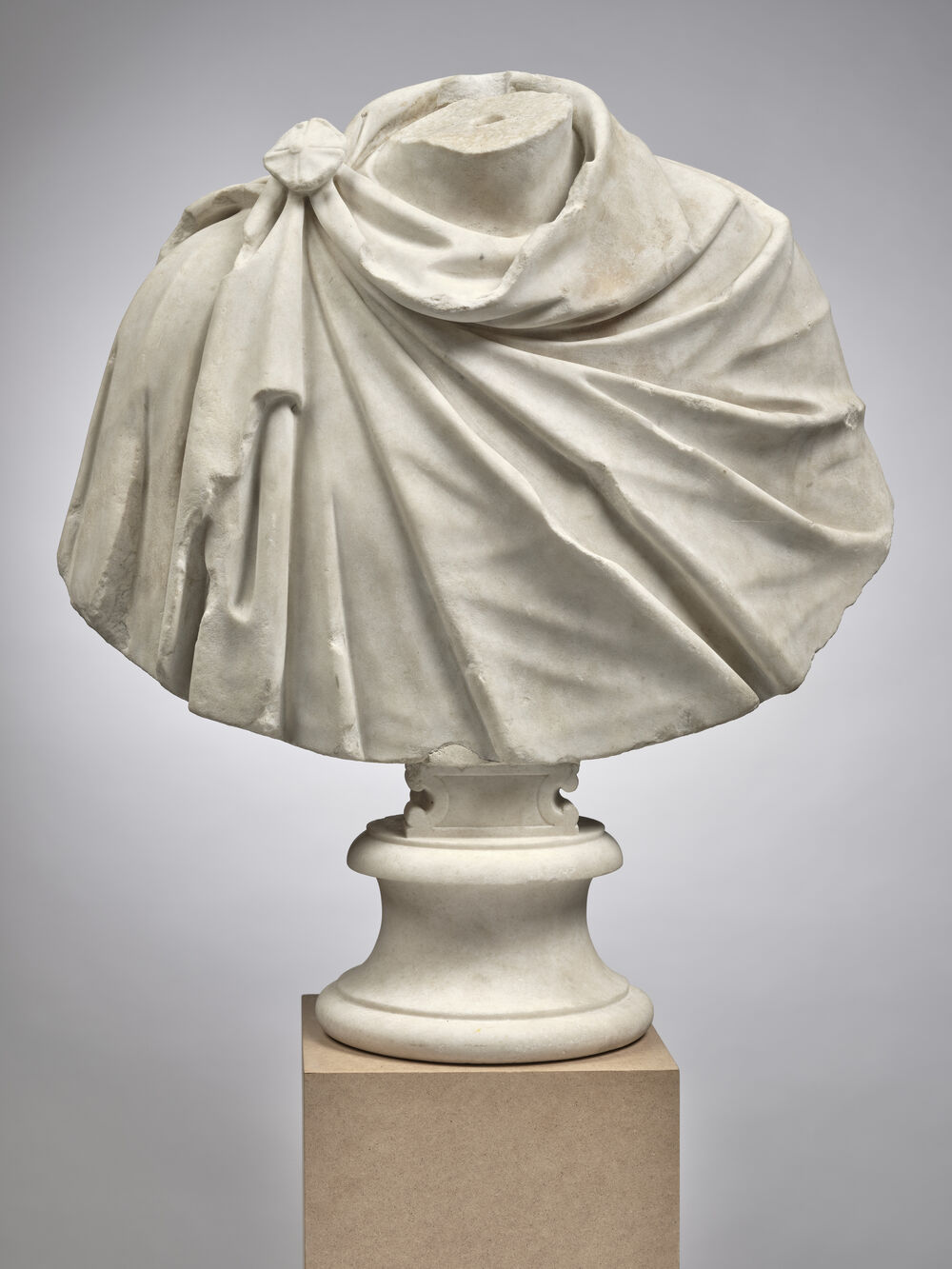 Buste drapé acéphale