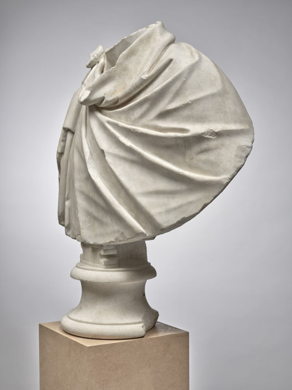 Buste drapé acéphale