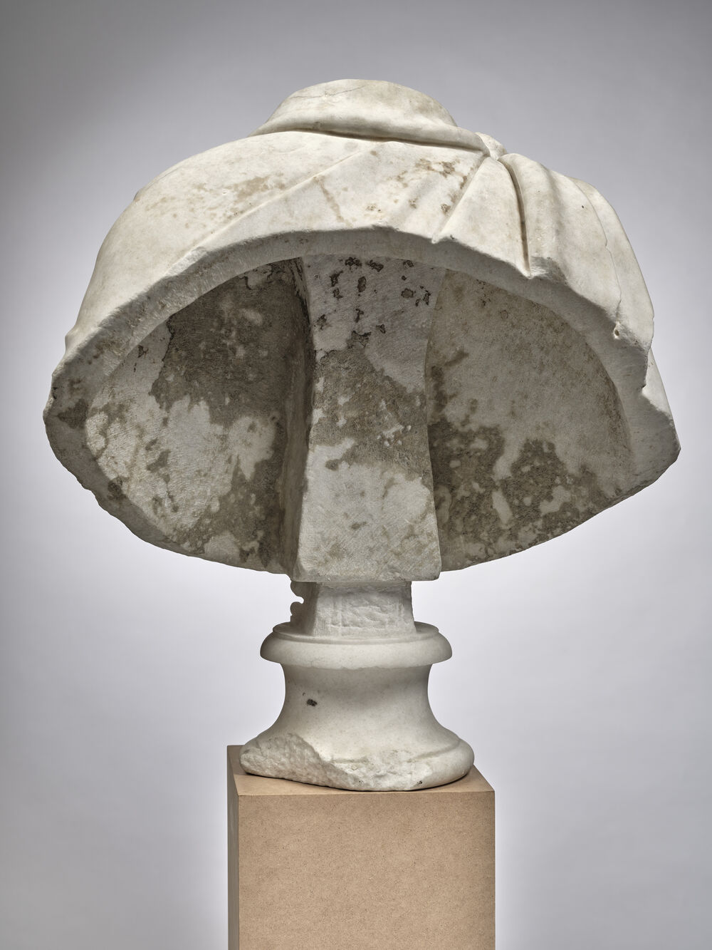 Buste drapé acéphale