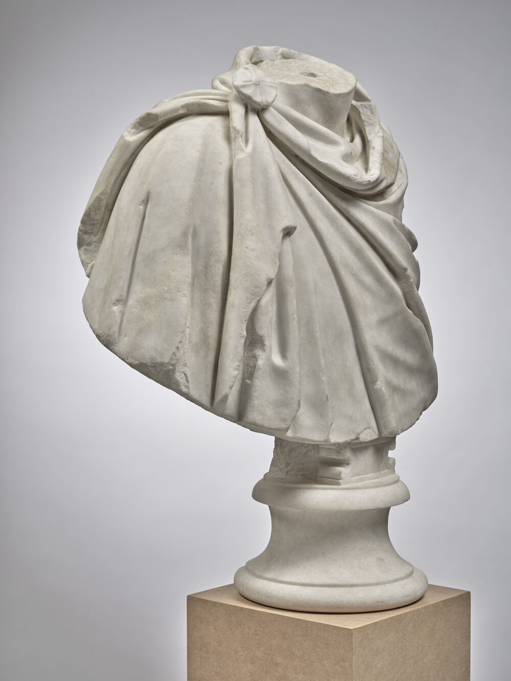 Buste drapé acéphale