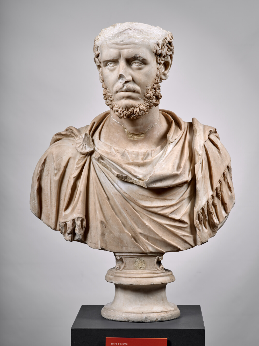 Buste à paludamentum frangé d’un haut fonctionnaire de l’Empire