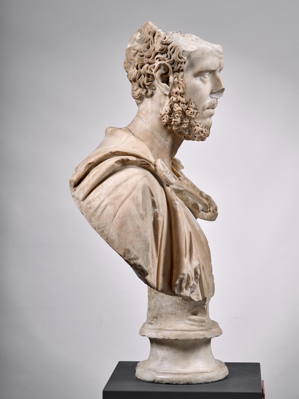 Buste à paludamentum frangé d’un haut fonctionnaire de l’Empire