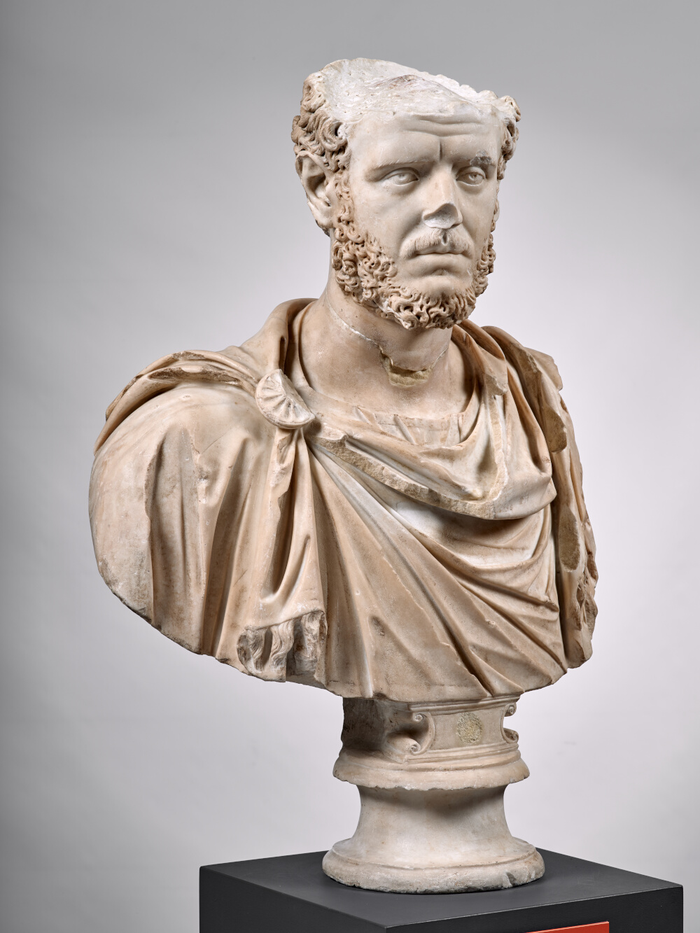 Buste à paludamentum frangé d’un haut fonctionnaire de l’Empire
