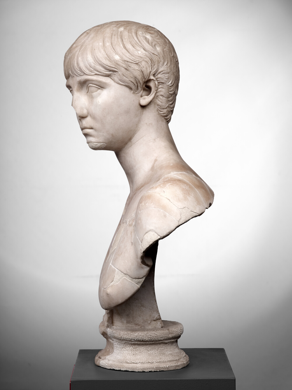 Buste de jeune homme
