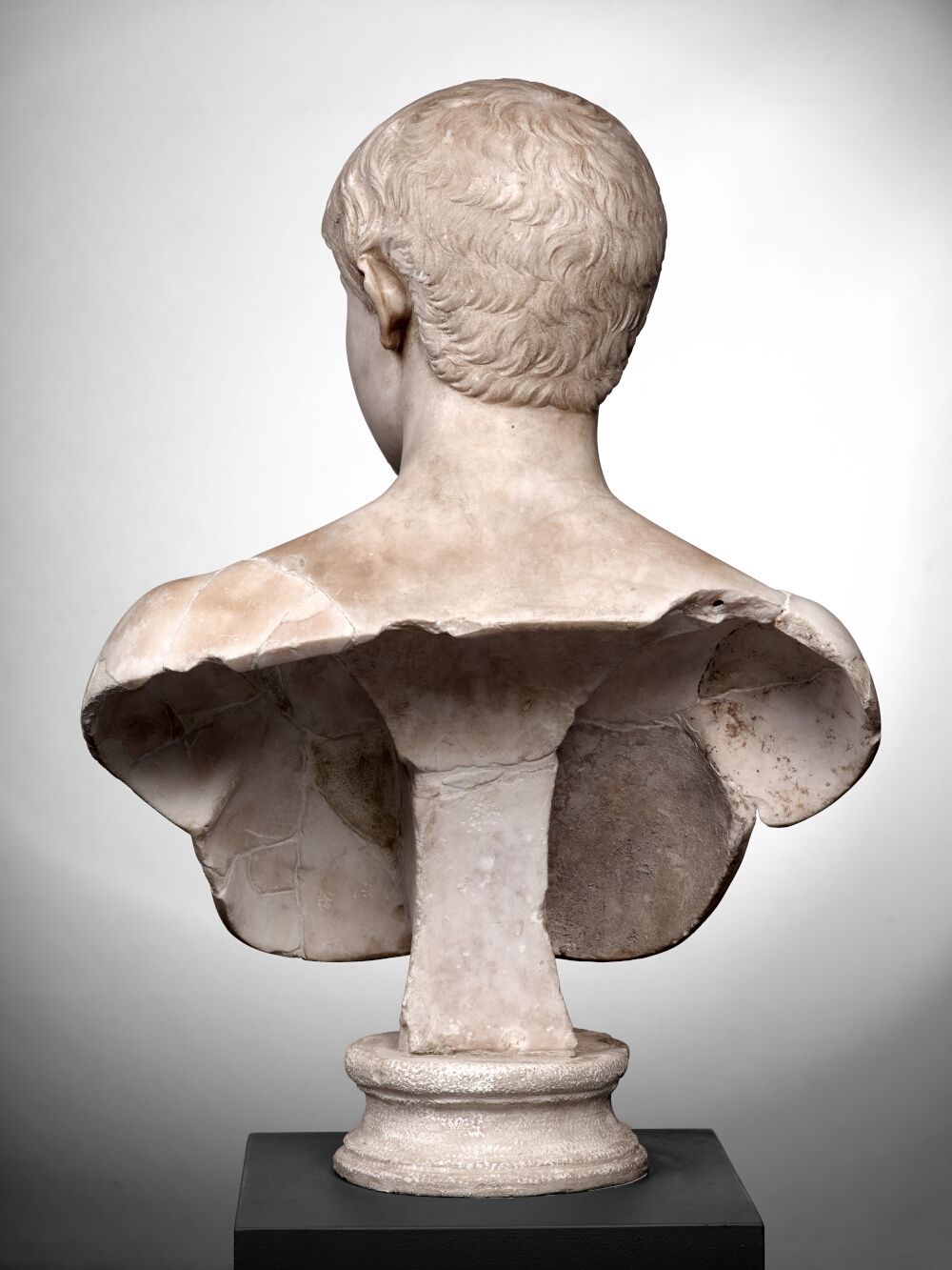 Buste de jeune homme