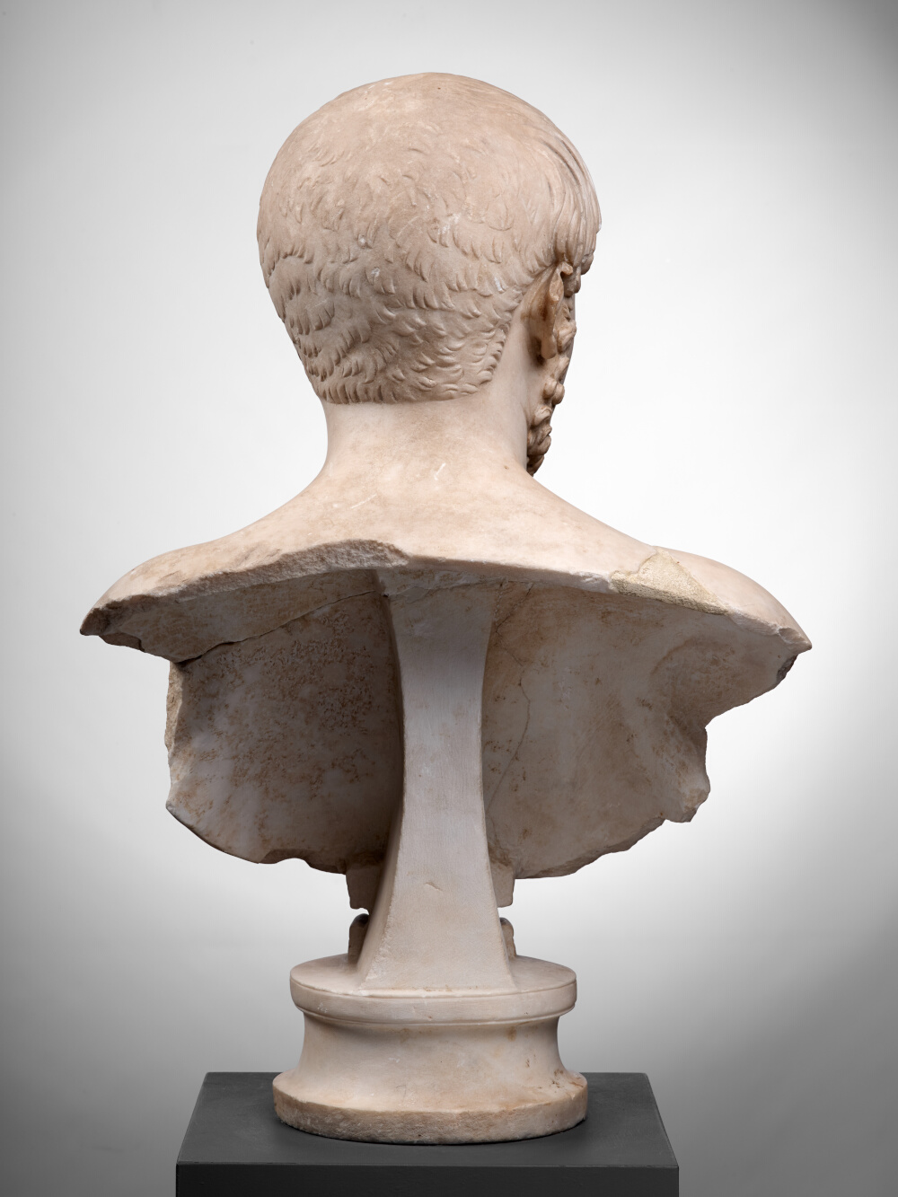 Buste de jeune homme