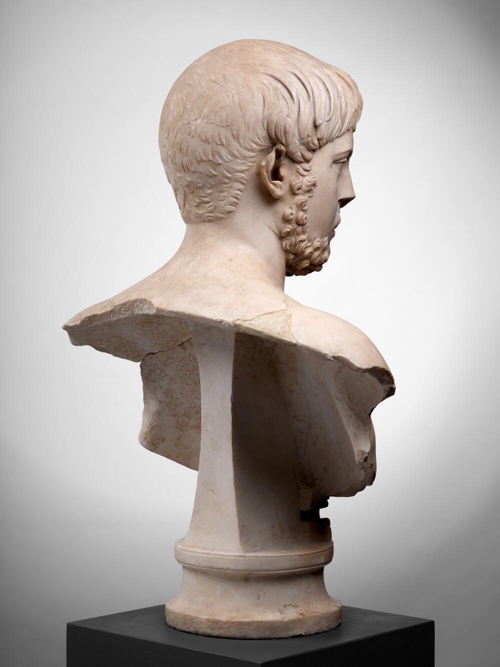Buste de jeune homme