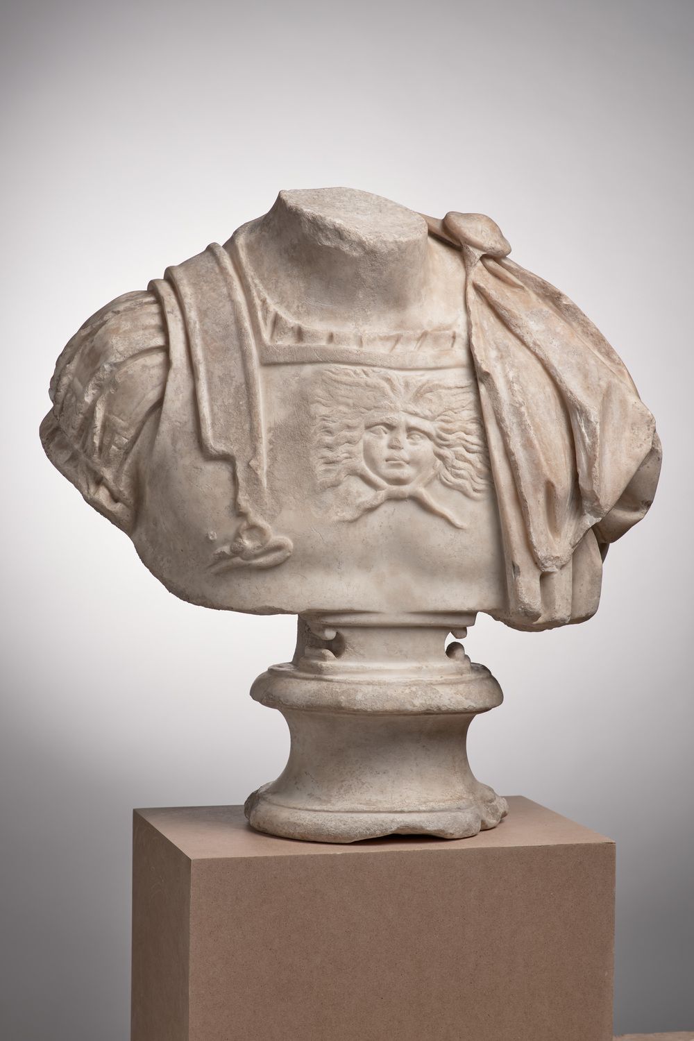 Buste cuirassé acéphale