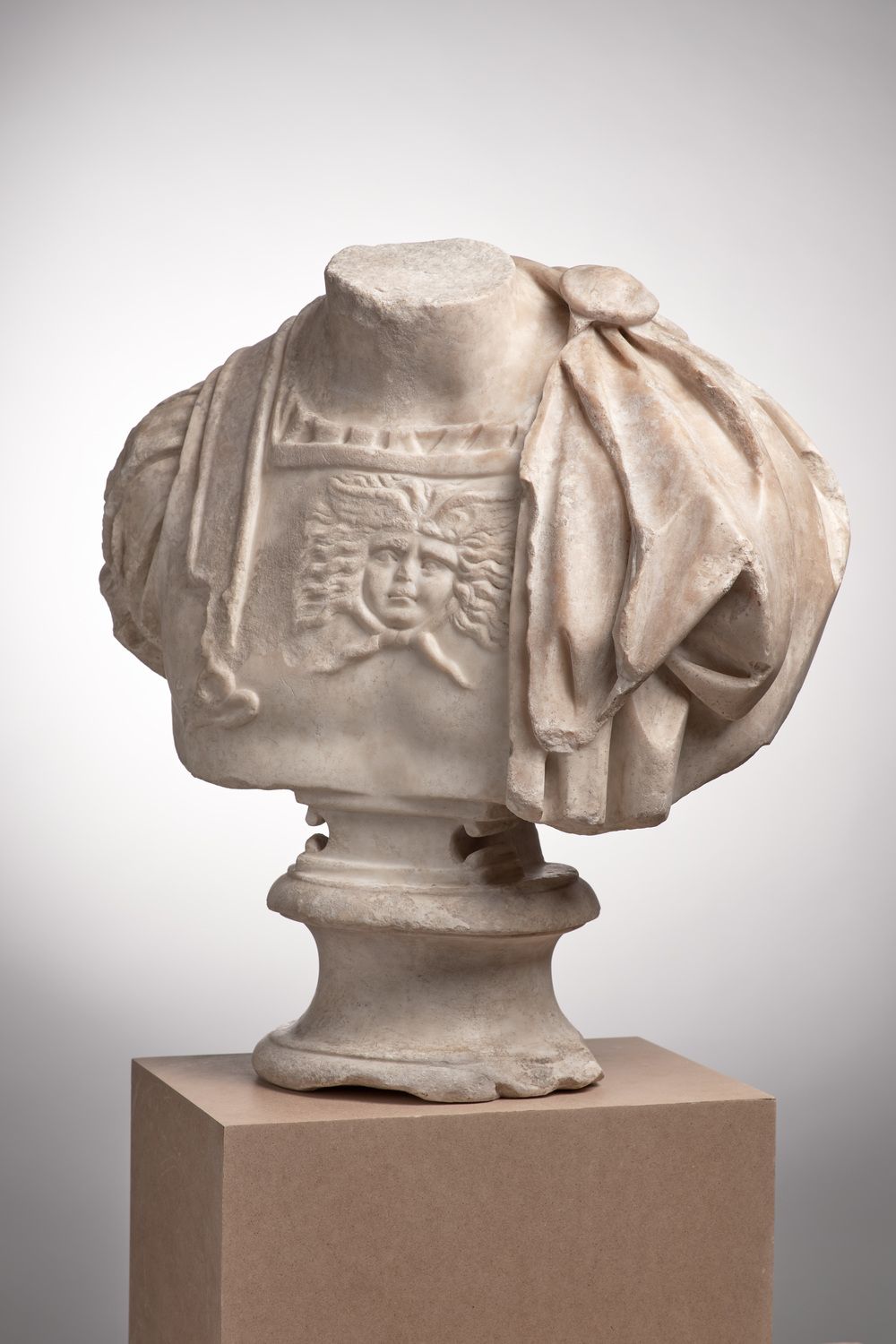 Buste cuirassé acéphale