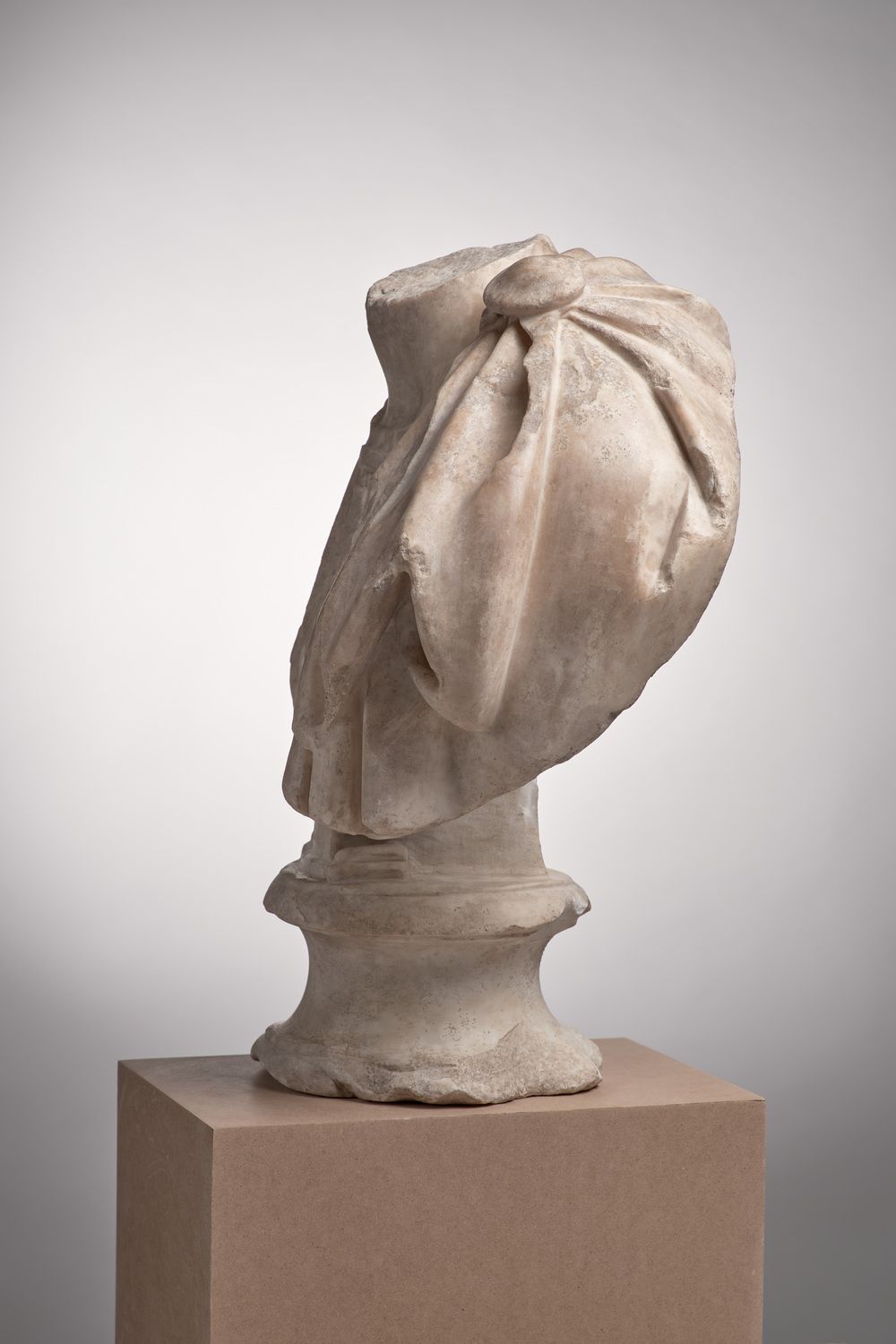 Buste cuirassé acéphale