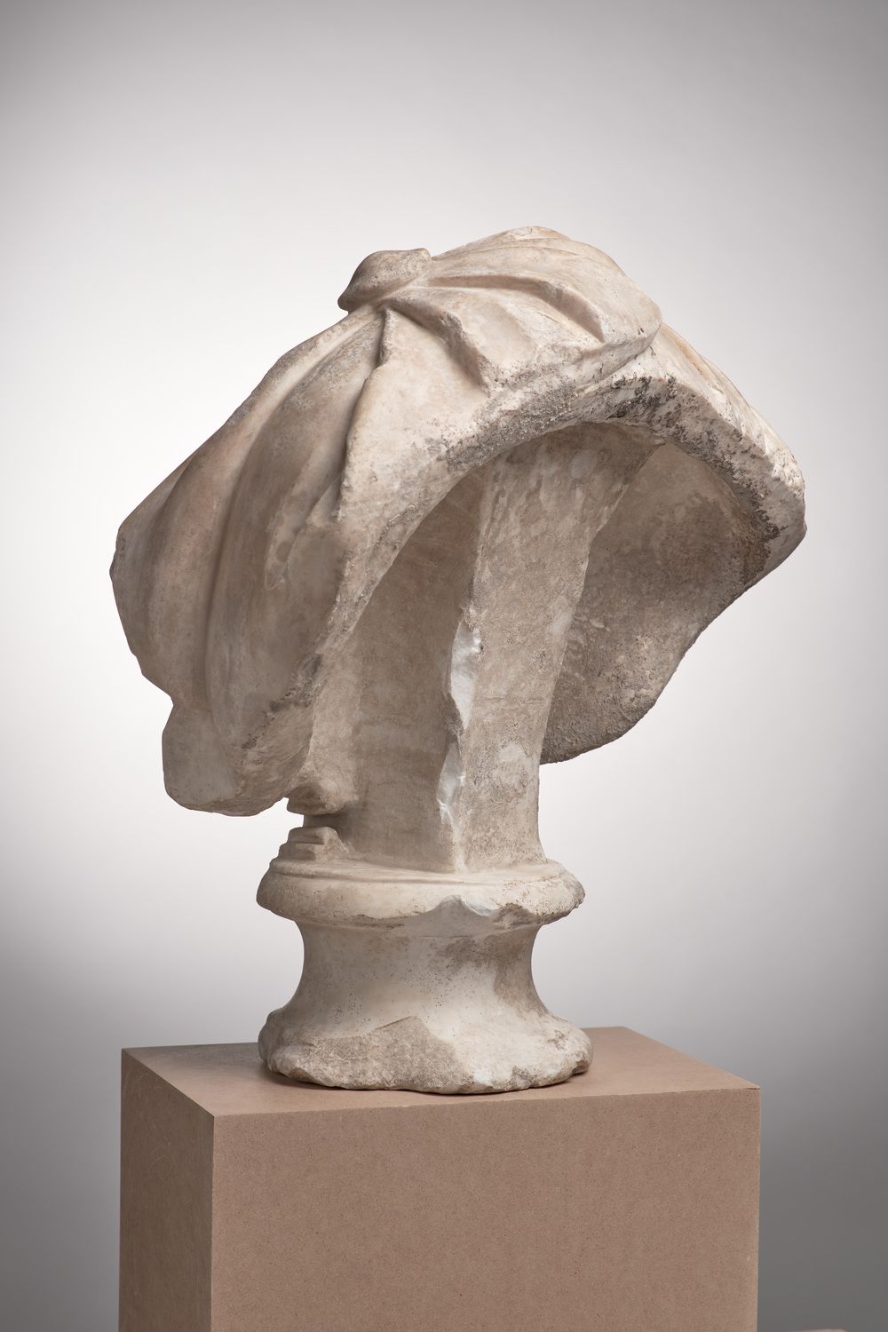 Buste cuirassé acéphale