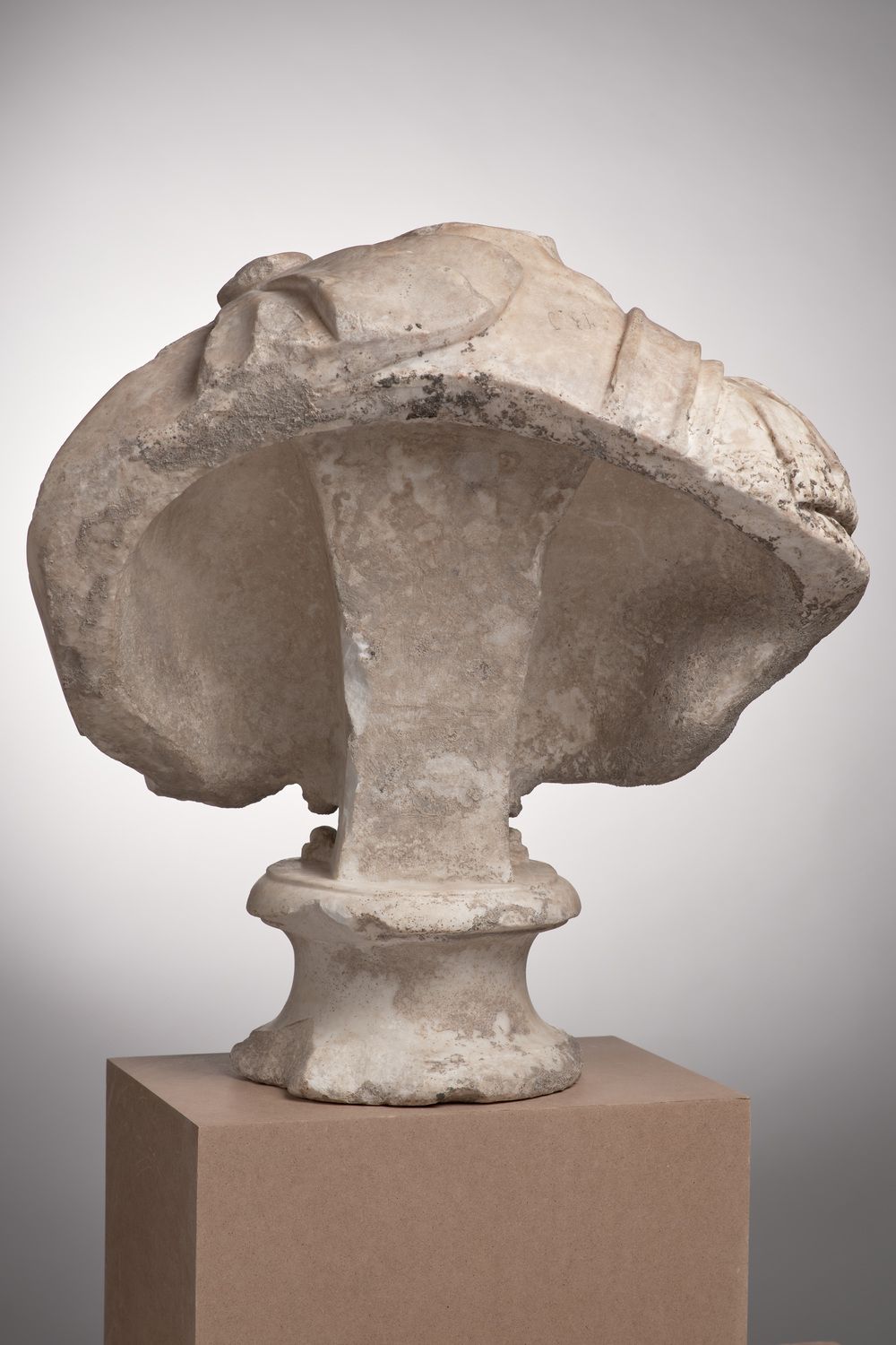 Buste cuirassé acéphale