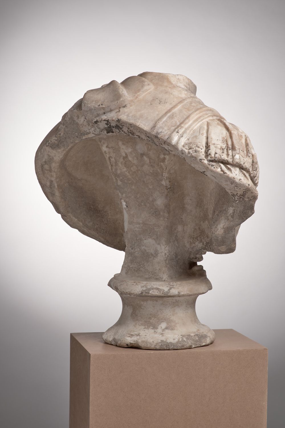 Buste cuirassé acéphale