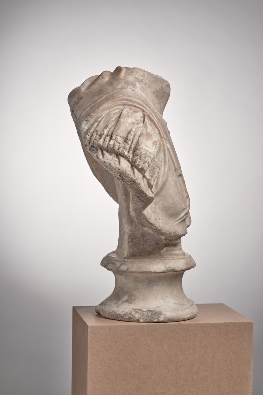 Buste cuirassé acéphale