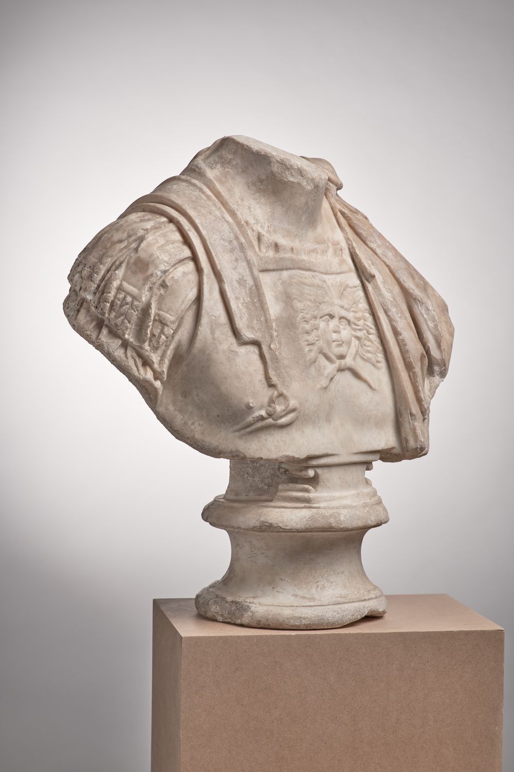 Buste cuirassé acéphale