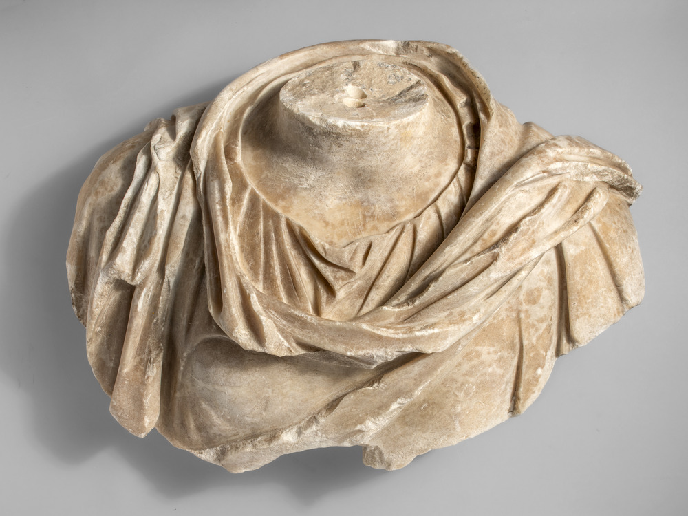 Buste drapé féminin