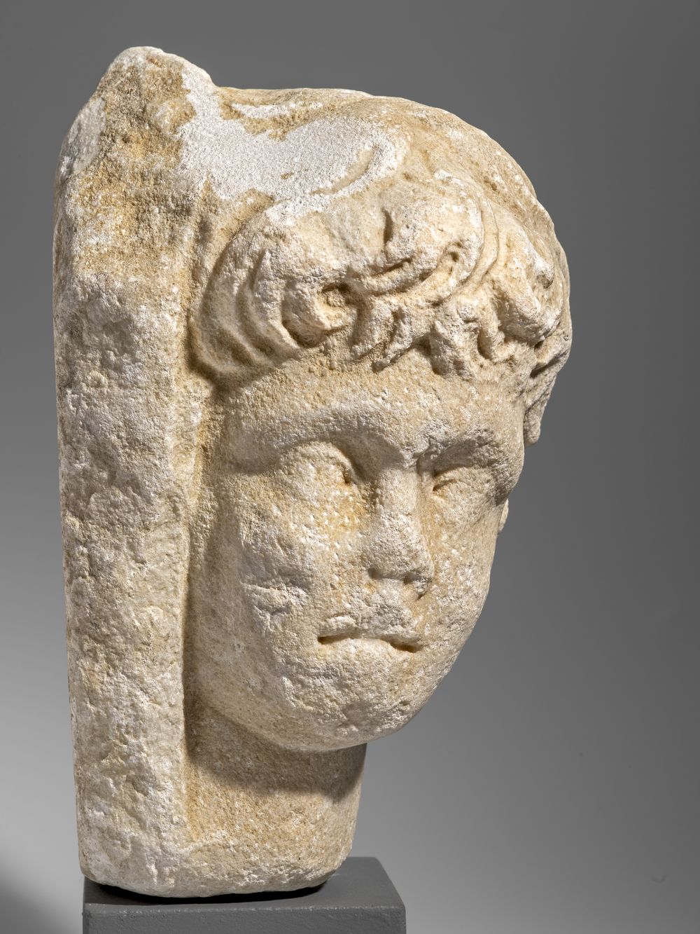 Tête d’un jeune garçon en haut-relief