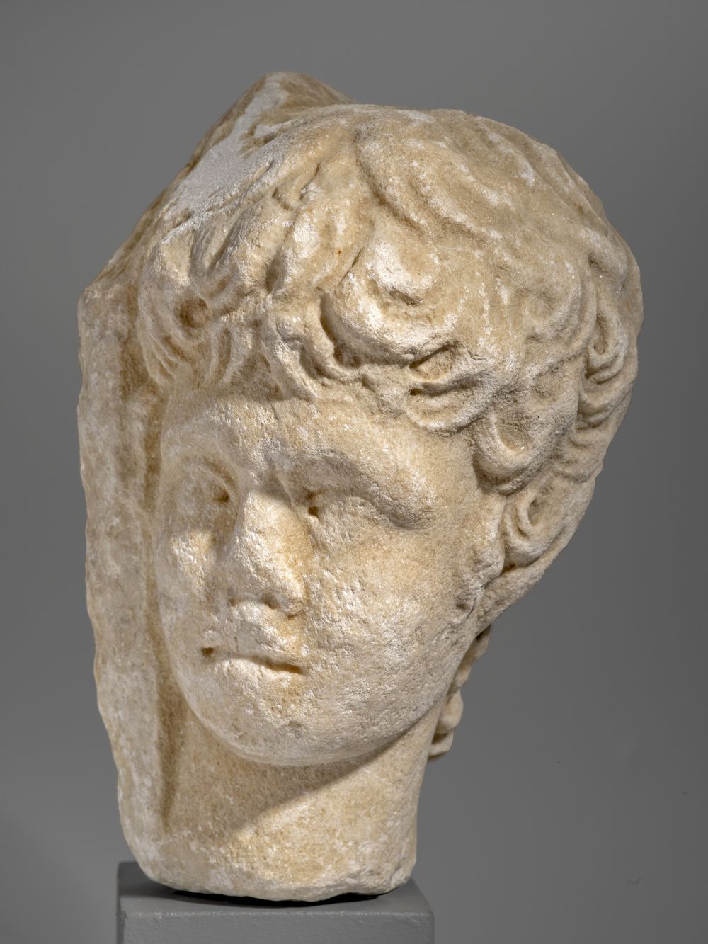 Tête d’un jeune garçon en haut-relief