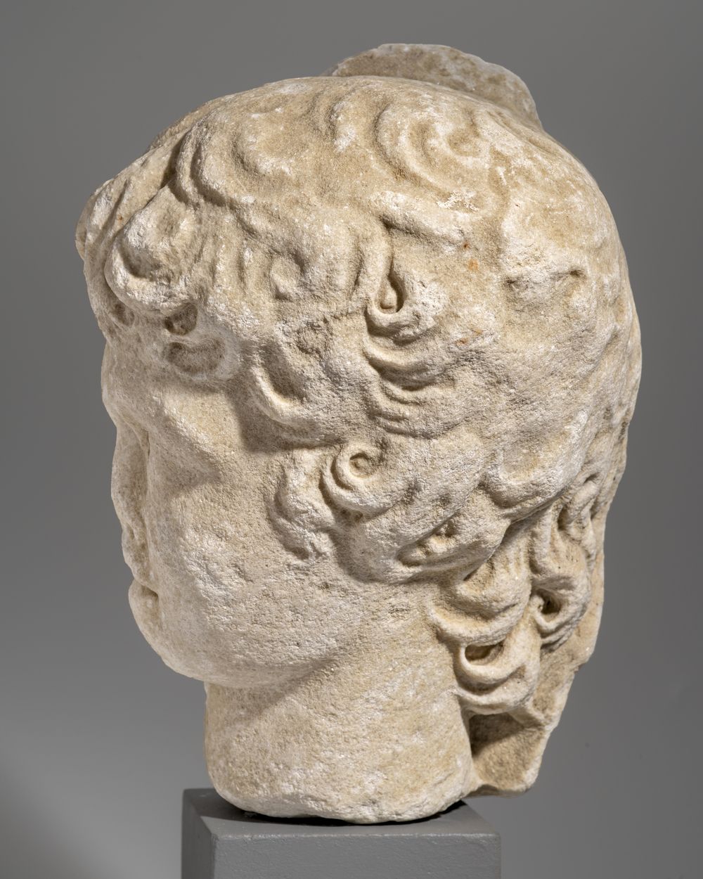 Tête d’un jeune garçon en haut-relief