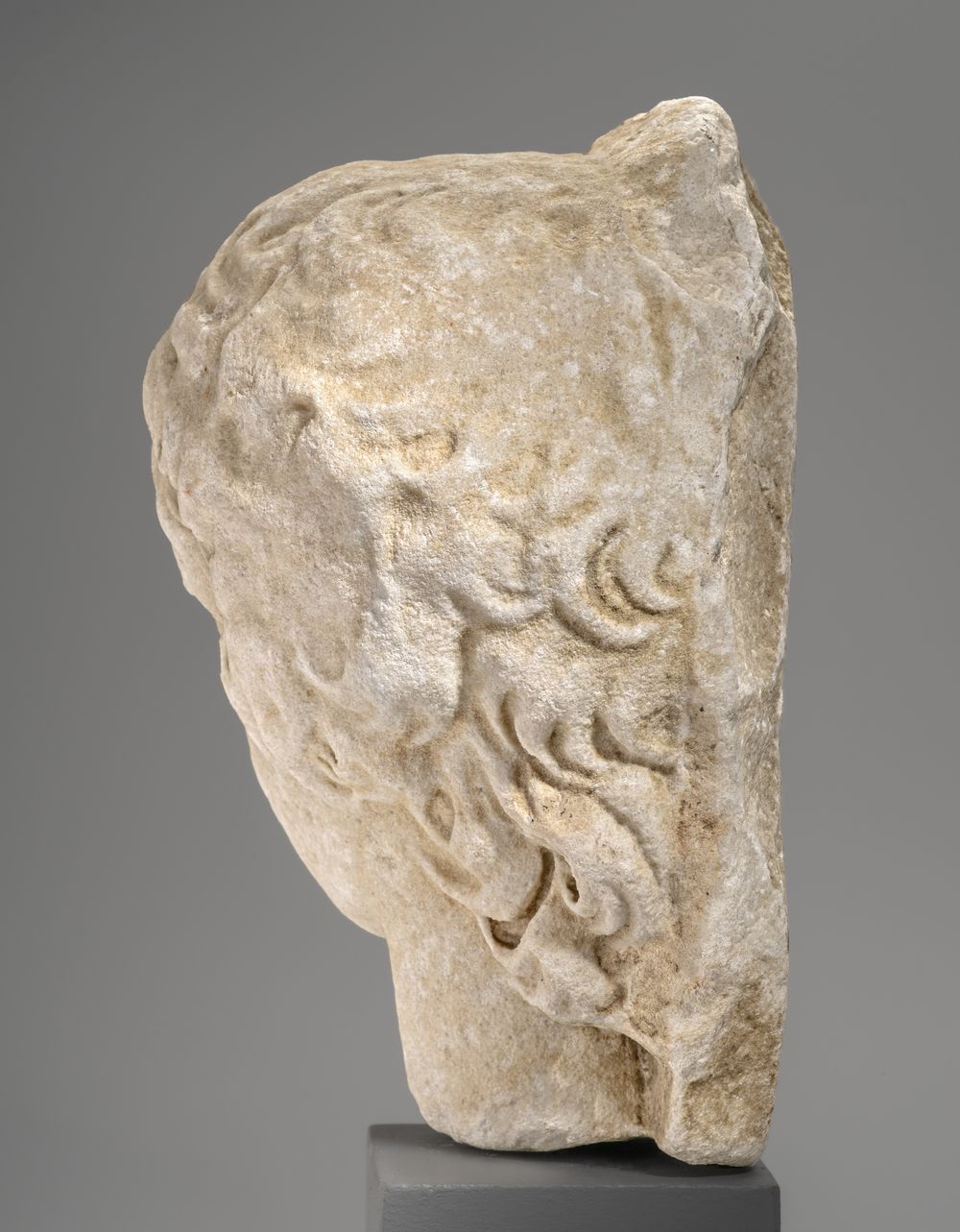 Tête d’un jeune garçon en haut-relief