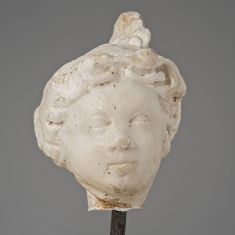 Tête couronnée de lierre