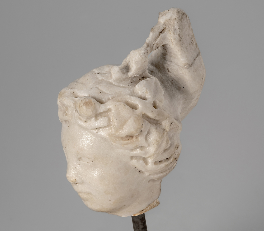 Tête couronnée de lierre